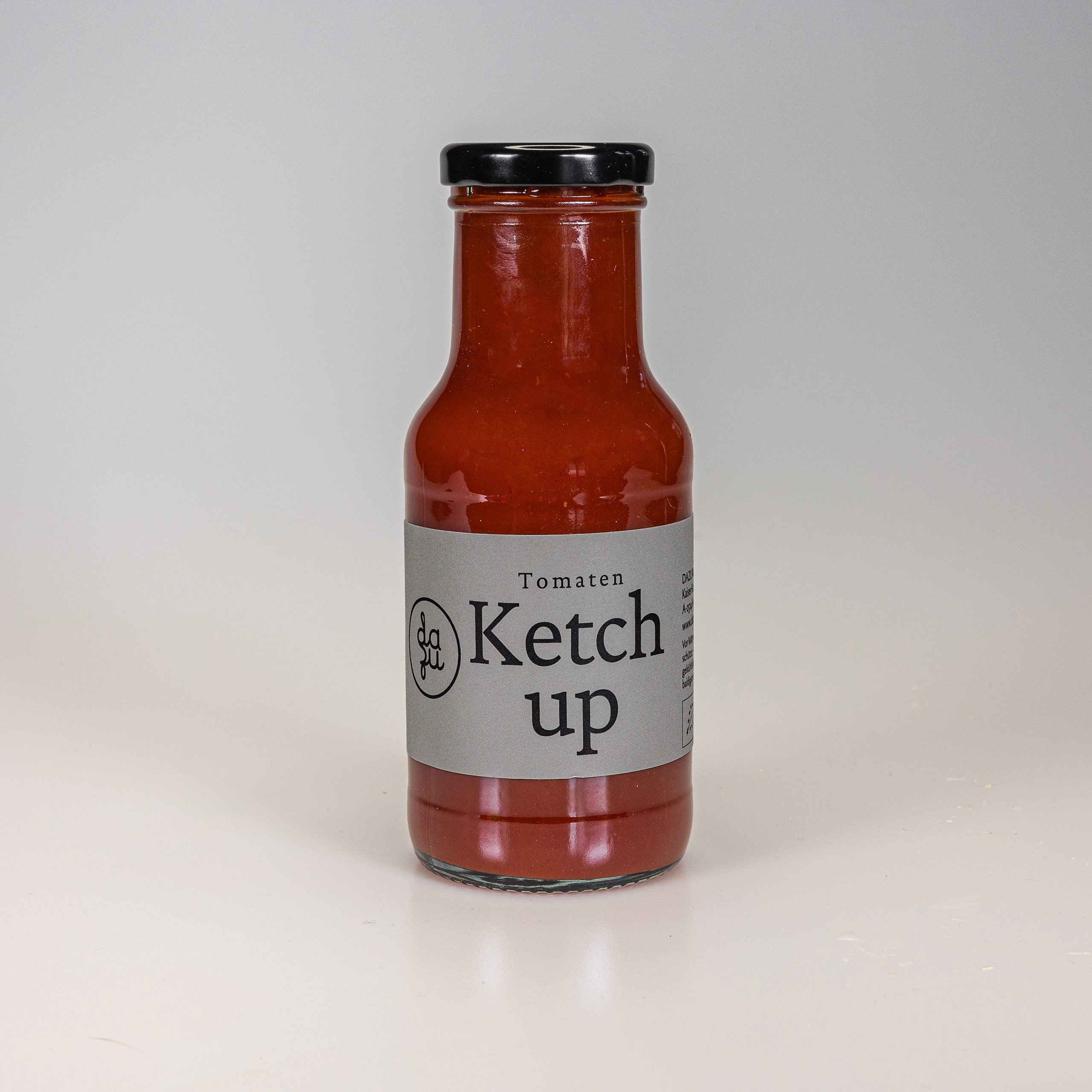 leere rote Folie Tomaten-Ketchup-Sauce-Beutel-Paket isoliert auf
